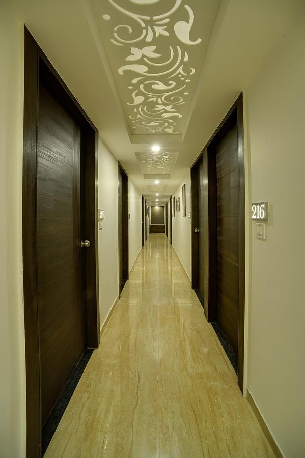 Rudra Royale Hotel อาเมดาบัด ภายนอก รูปภาพ