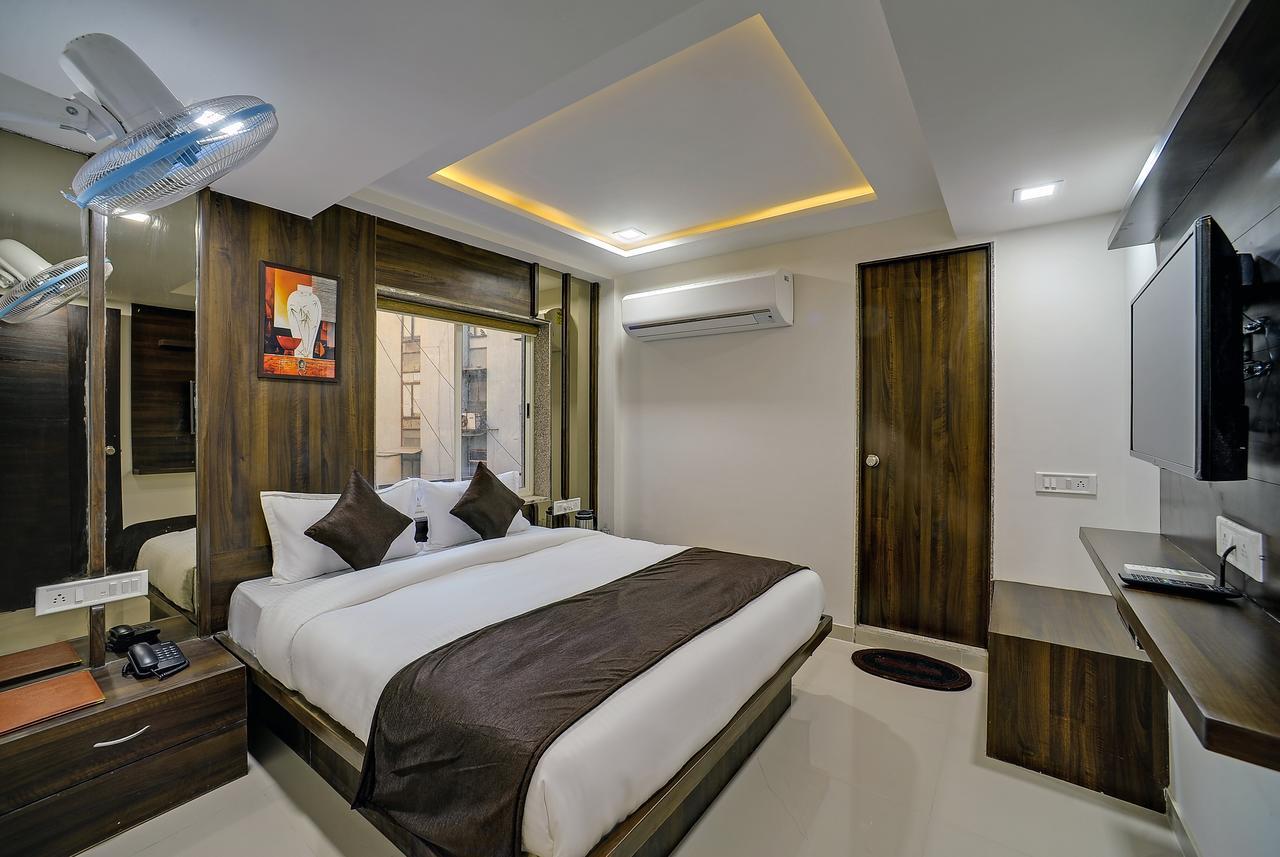 Rudra Royale Hotel อาเมดาบัด ภายนอก รูปภาพ