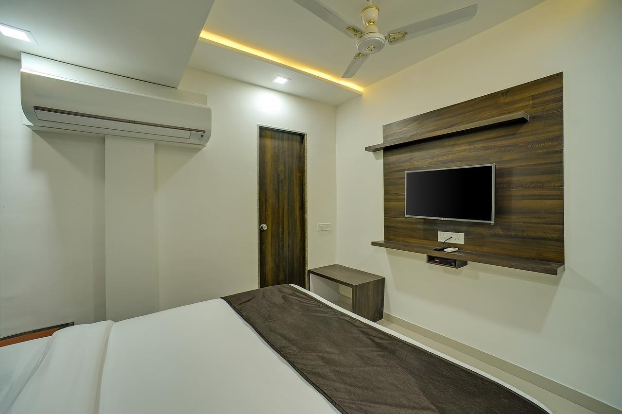 Rudra Royale Hotel อาเมดาบัด ภายนอก รูปภาพ
